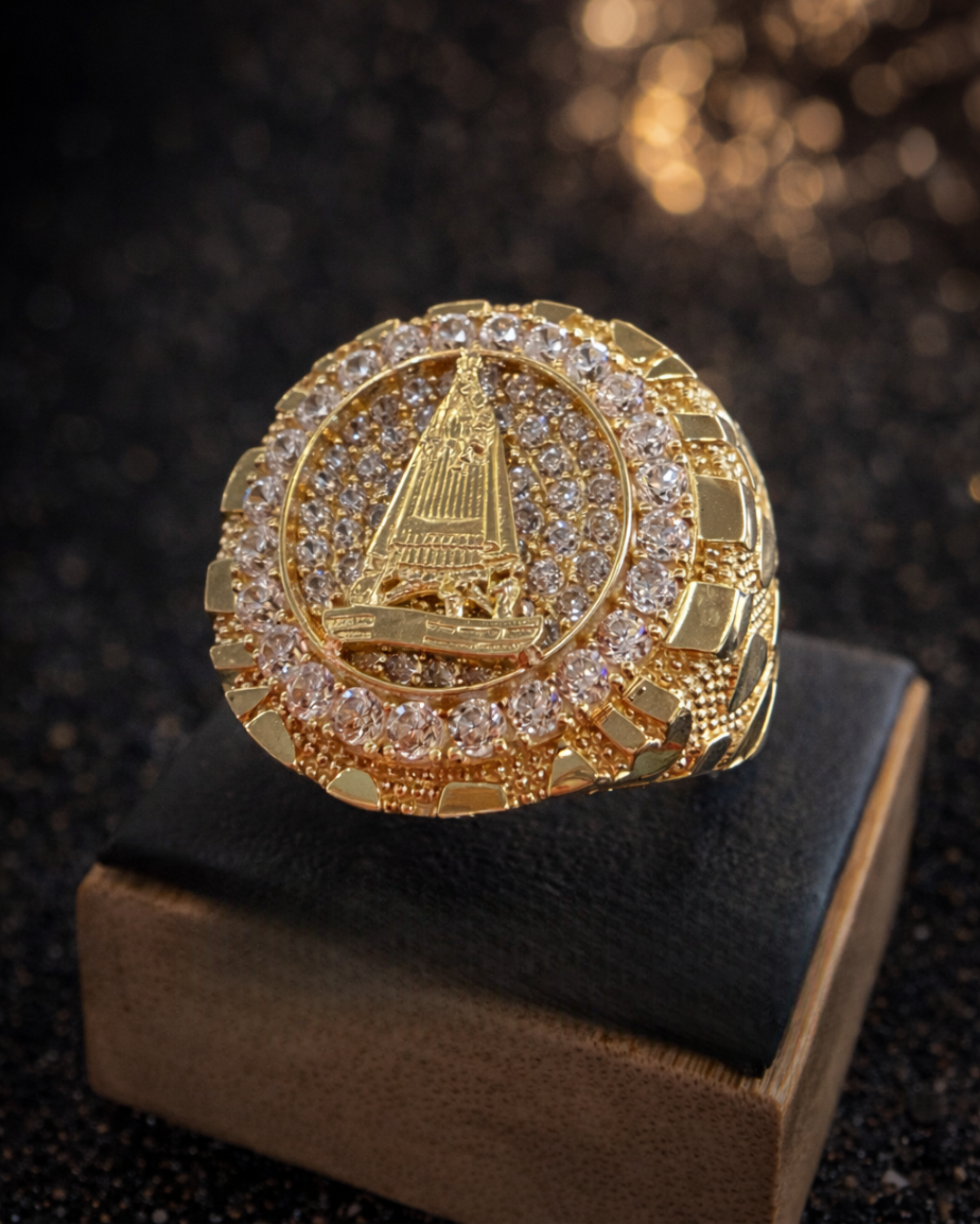 Anillo Medallón Religioso con Circones en Oro 10k