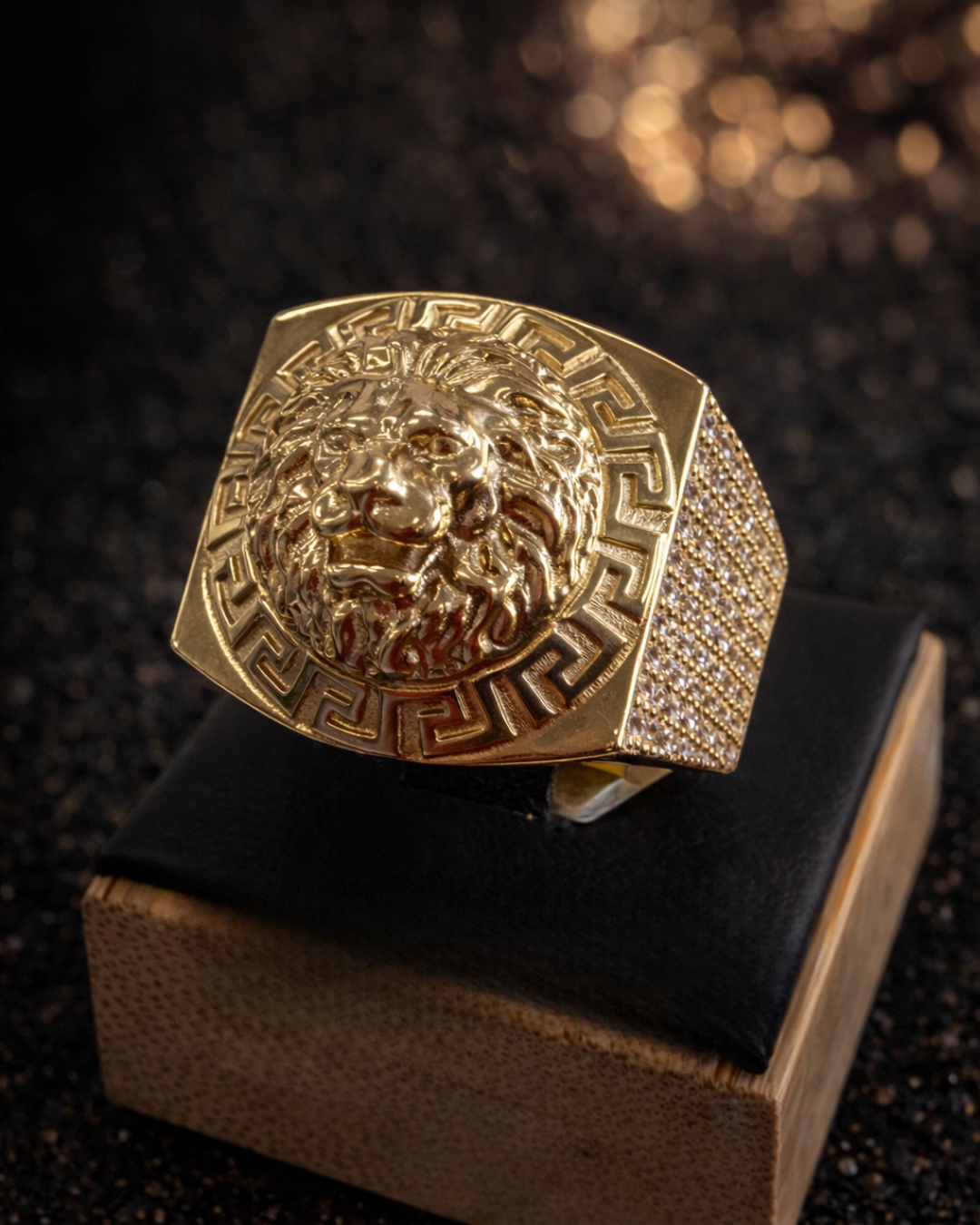 Anillo de León Majestuoso en Oro 10k con Greca Griega