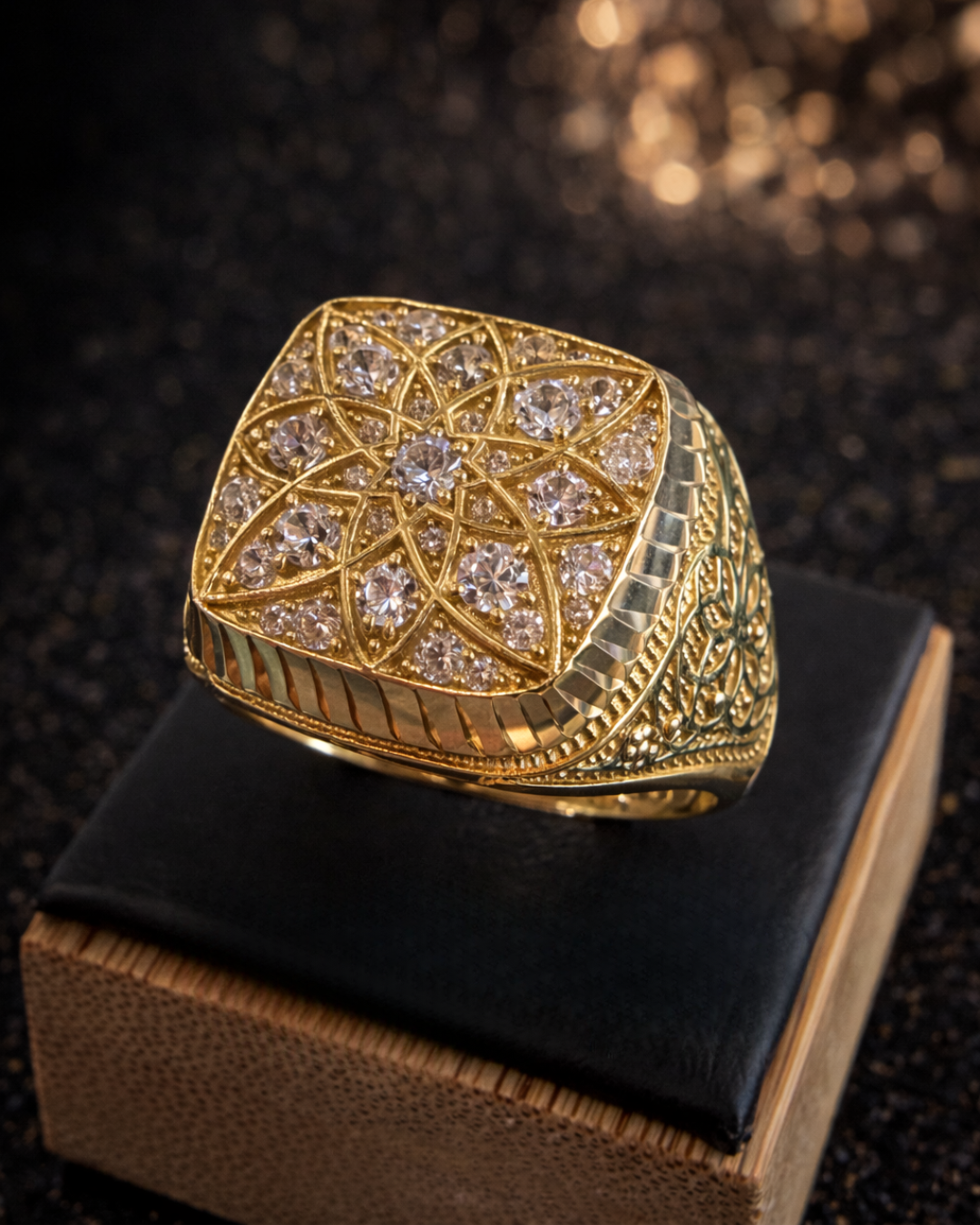 Anillo de Lujo en Oro 10k con Diseño Geométrico y Circones